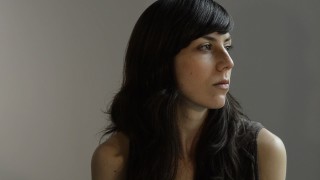 Julia Holter возвращается с &quot;Have You In My Wilderness&quot;