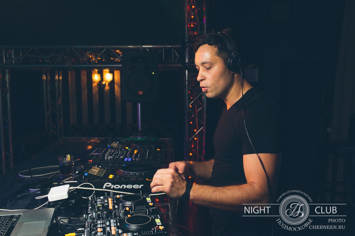 HOUSDEWORLD PRESENTS