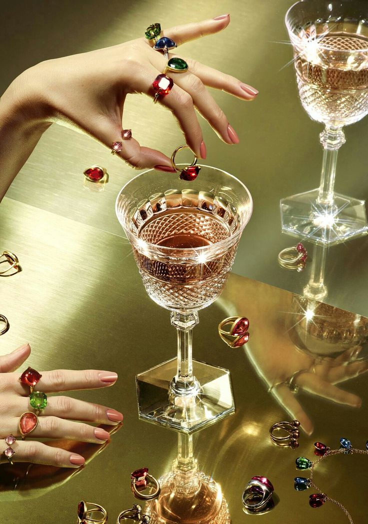 Новогодняя история ювелирных украшений: от фараонов до Cartier. Лекция и вино