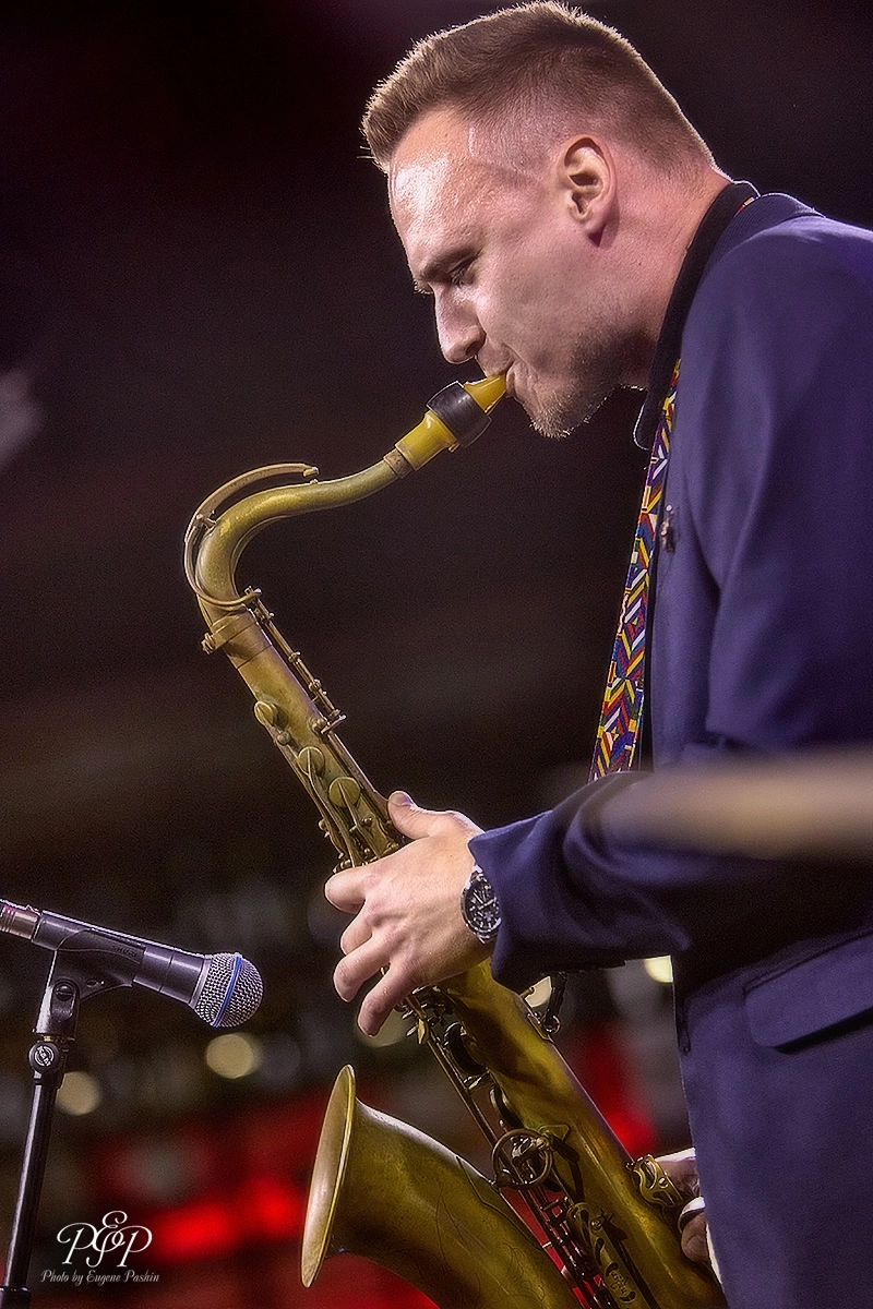 Артем Баденко  и джаз-оркестр клуба ЭССЕ