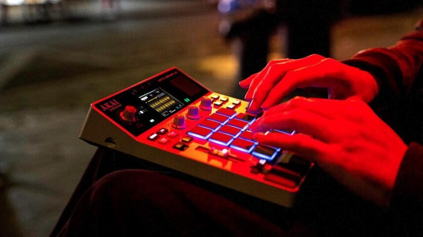 Akai выпустила MPC Sample — портативный сэмплер для битмейкеров