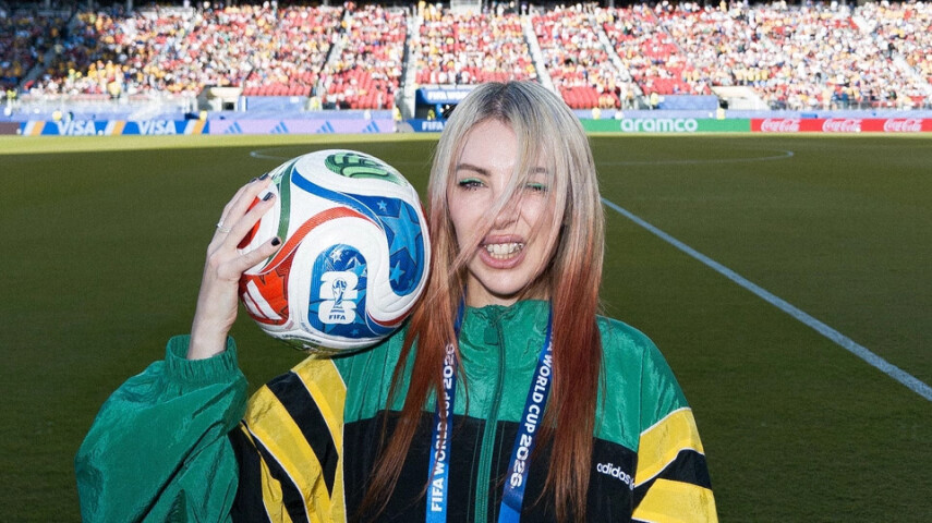 Alison Wonderland вывела матчевый мяч перед игрой Australia vs Paraguay на стадионе Кубка мира