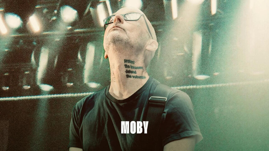 Moby сыграл «Porcelain», «Natural Blues» и «When It's Cold I'd Like To Die» на Coachella