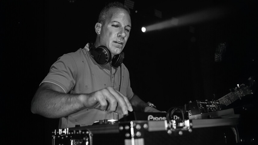 Louie DeVito вернулся с хауc-антемом 'Heat On My Skin'