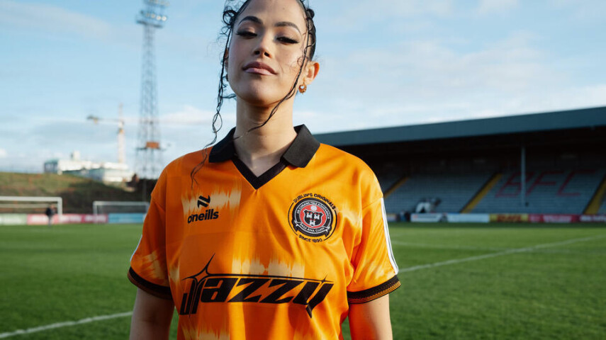 Jazzy и Bohemian FC представили выездную футболку в стиле 90‑х