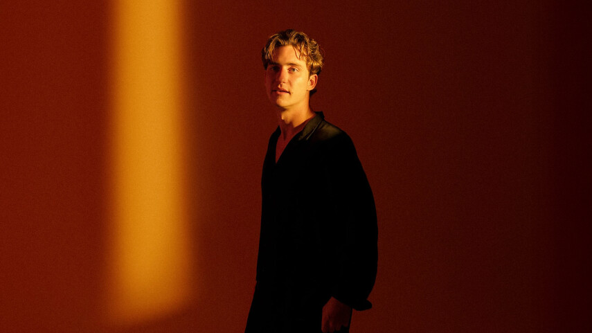 Объединение Demayä и Alex Lowen в треке 'Hold On (B-Side)'