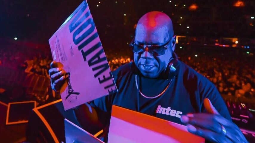 Carl Cox открыл тур The Prodigy в Великобритании трипусковым виниловым сетом