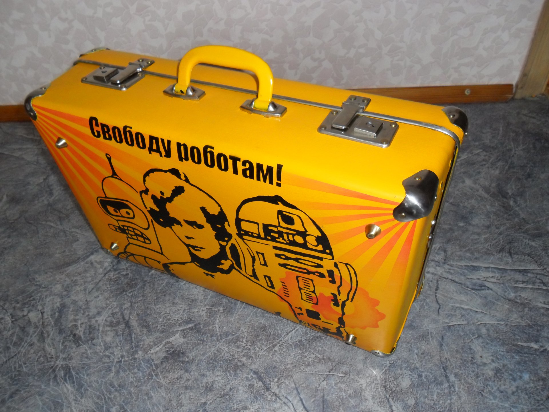 Казантип желтый чемодан