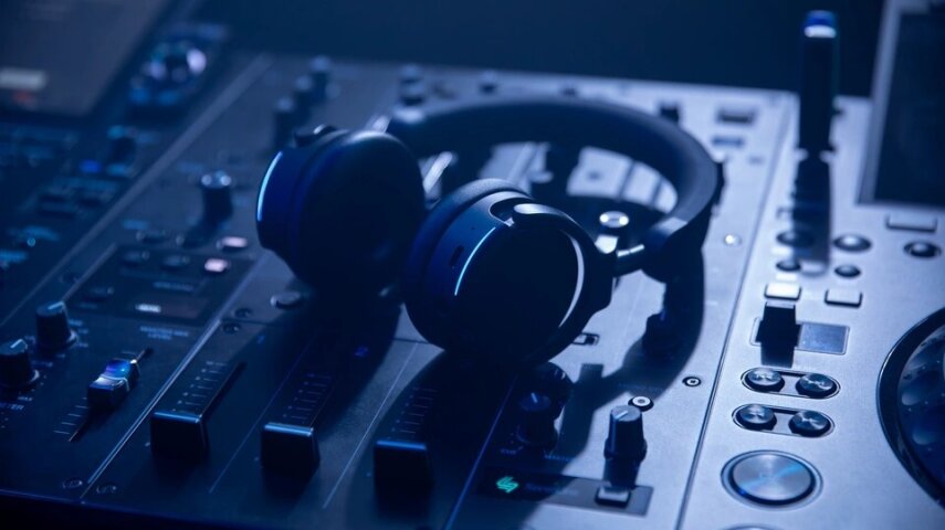 AlphaTheta выпустила беспроводные DJ‑наушники HDJ‑F9
