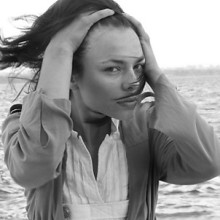 Нина Кравиц сняла новый клип в пустыне