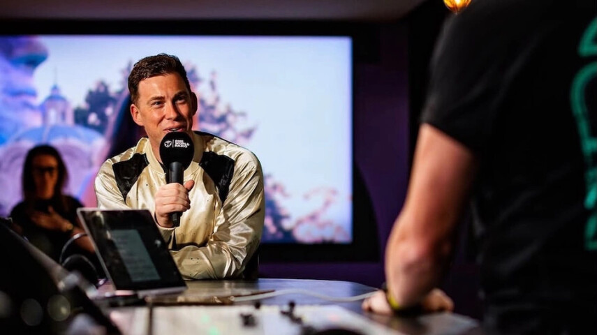 Hardwell отдал дань Avicii на Tomorrowland в туровой куртке