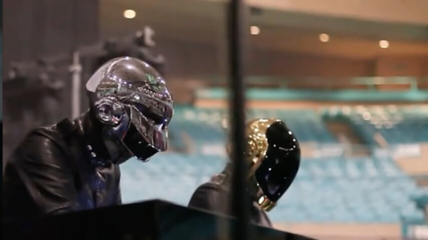 Daft Punk внезапно вышли на сцену с Phoenix в кадрах 2010 года