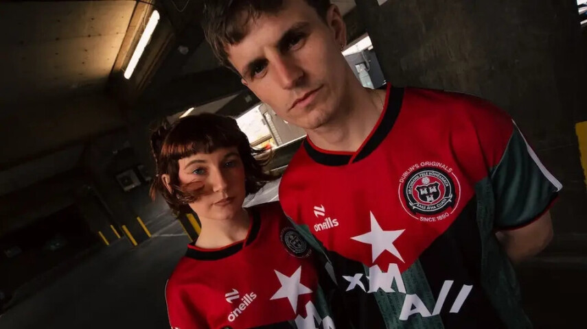 Massive Attack и Bohemian F.C. выпустили благотворительную футболку сезона‑2026