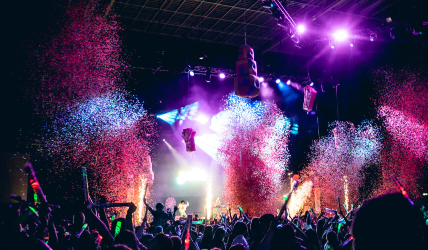 Грандиозное бинго-рейв-шоу в Сан-Франциско