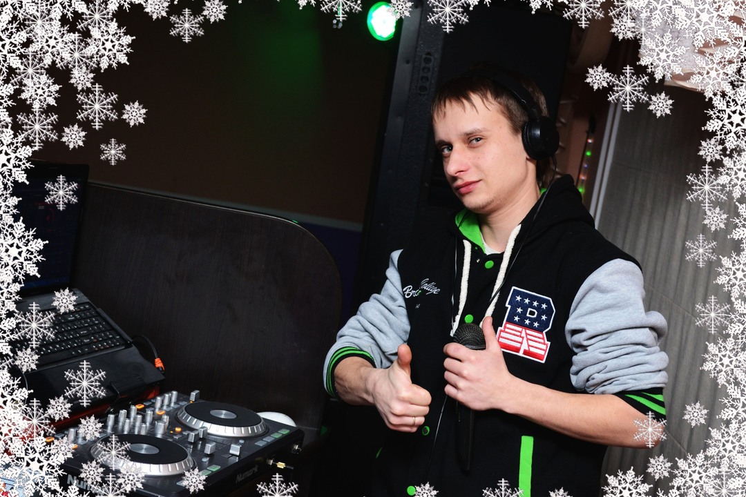 диджей на концерте. дж атмосфера. диджей фонарь. диджей атмосфера. диджеи в неоне киров.