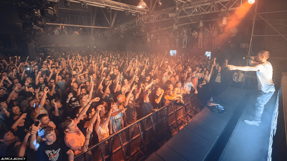 Moscow live. Moscow live. Лайв арена москва. Компания. На концертах massive attack в москве.