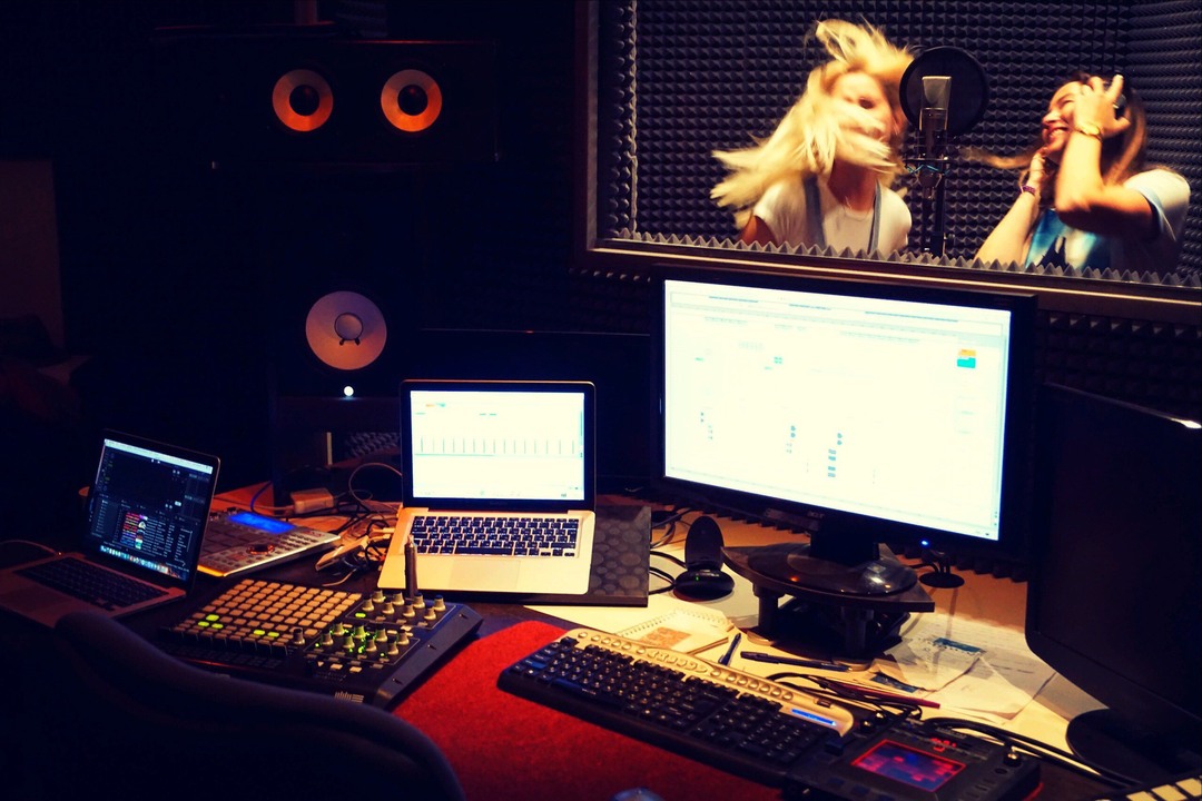 Fly записи. Блондинка в студии звукозаписи. Флай студия. Fly Sound студия. DJ студия дизайн.